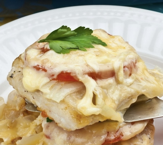 Филе минтая, запечённое с луком, помидором и сыром