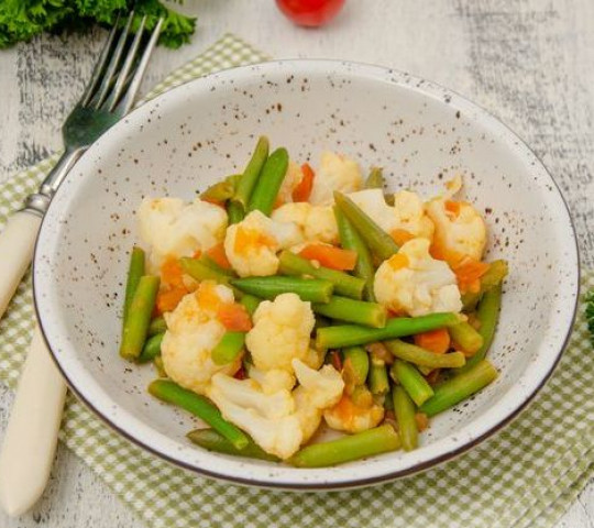 Овощное рагу из цветной капустой  с фасолью и  морковью