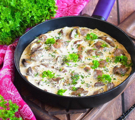Печень куриная, тушенная в сливочном соусе