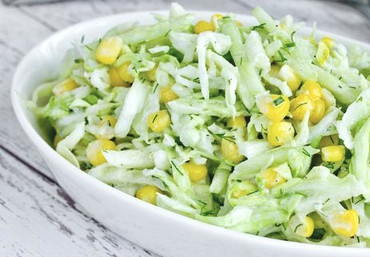 Из пекинки, огурца и кукурузы с майонезом