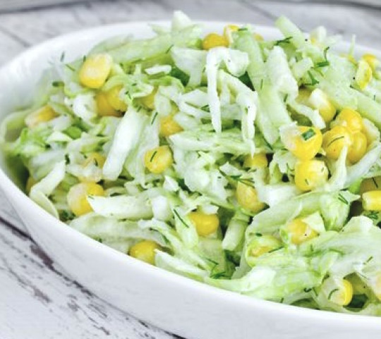 Из пекинки, огурца и кукурузы с майонезом