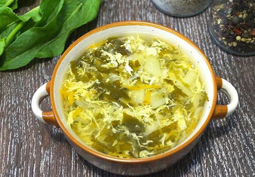 Щи зеленые из шпината с яйцом