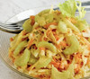 Морковь с сельдереем, яблоком и сметанным соусом